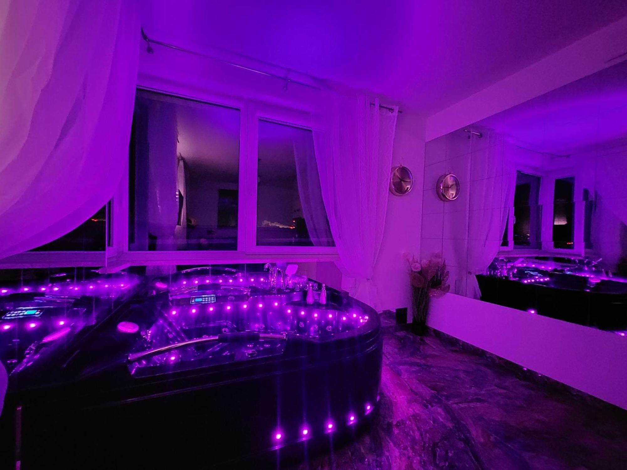 Lägenhet By The Sea - Prestige With A Luxurious Jacuzzi, Sauna And An Exclusive Massage Chair Available In One Of The Apartments!
