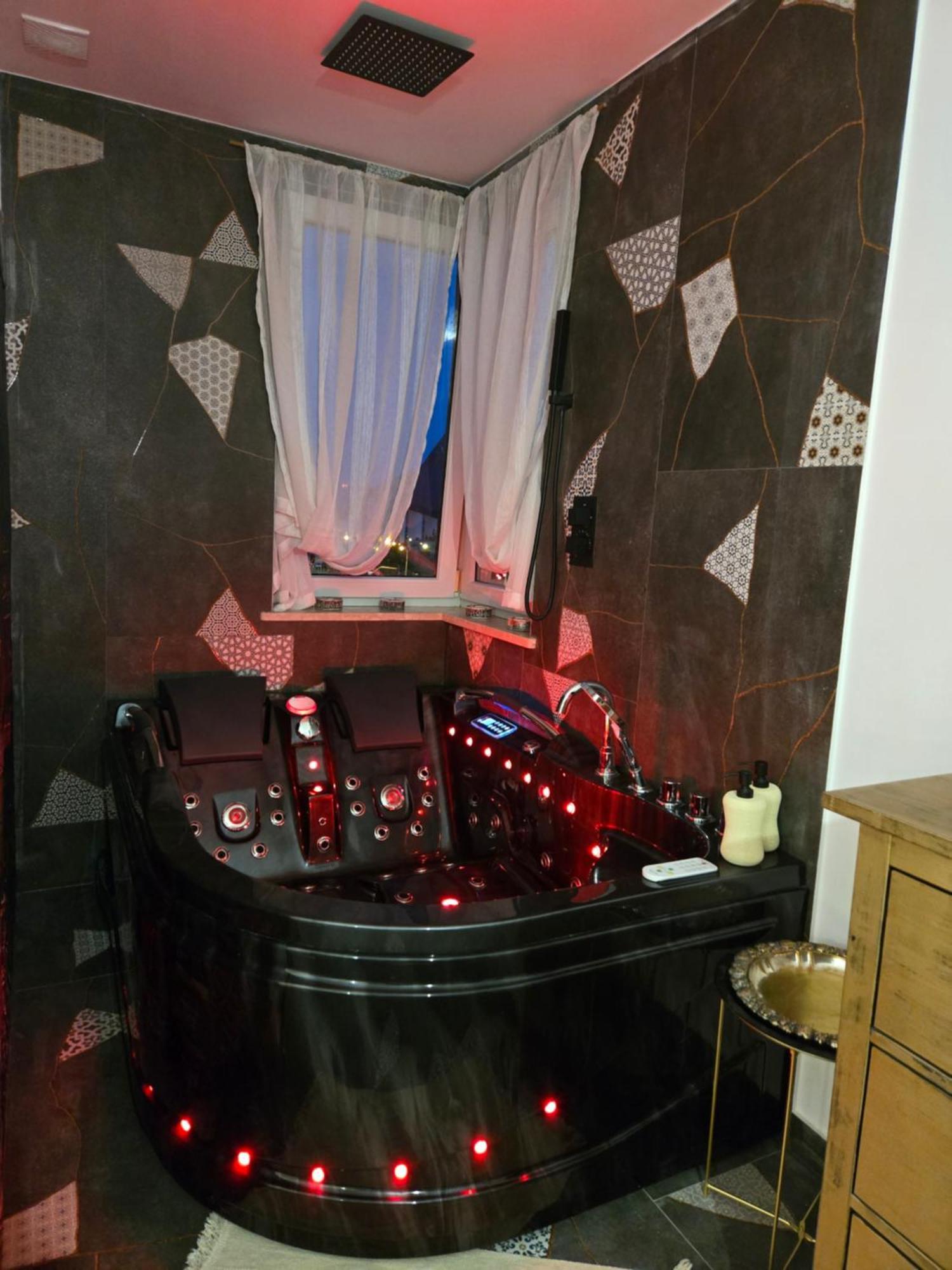 By The Sea - Prestige With A Luxurious Jacuzzi, Sauna And An Exclusive Massage Chair Available In One Of The Apartments! Lägenhet Gdańsk