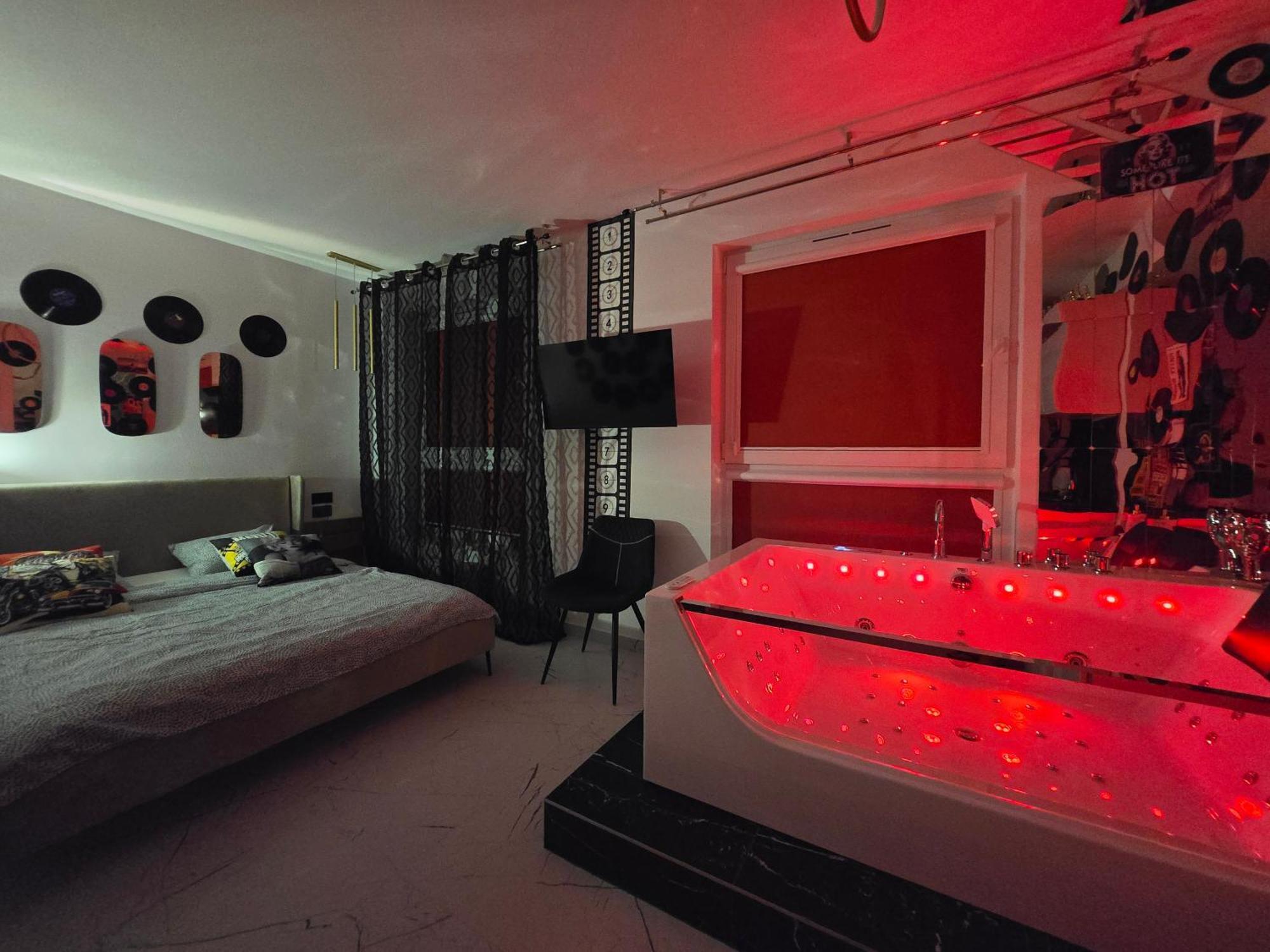 Lägenhet By The Sea - Prestige With A Luxurious Jacuzzi, Sauna And An Exclusive Massage Chair Available In One Of The Apartments! *